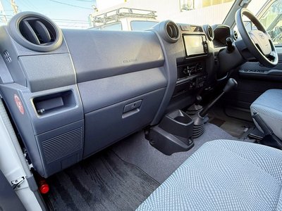 TOYOTA LAND CRUISER 70 - 3