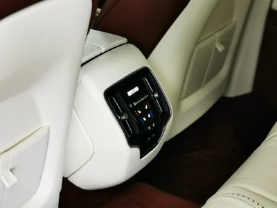 صورة 22 لـ 2021 Aston Martin DBX