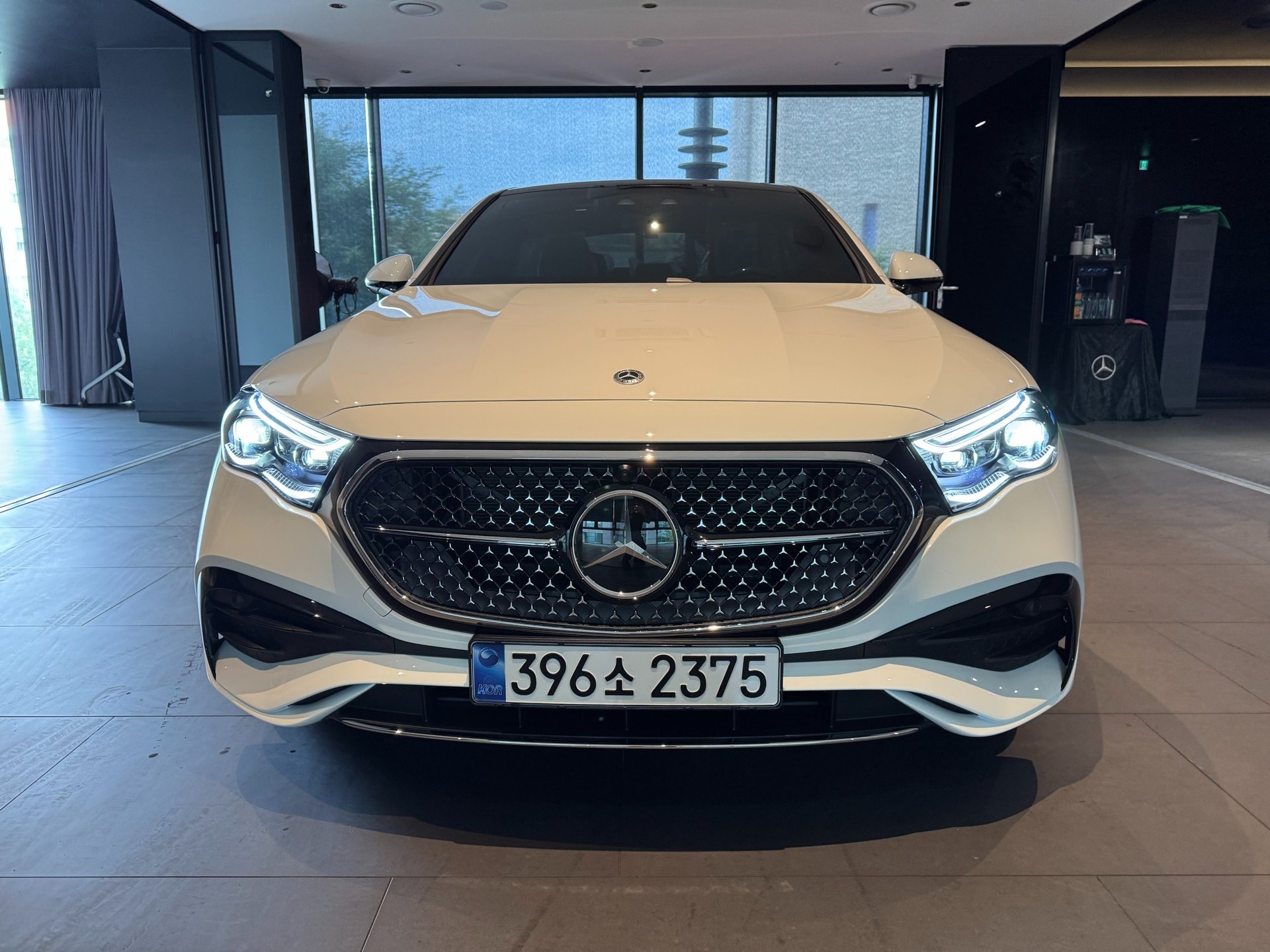 MERCEDES-BENZ E-CLASS - View 1