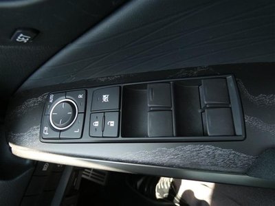 2025 Lexus IS — миниатюра 26