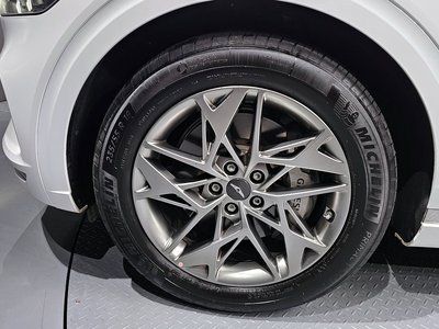 صورة 6 لـ 2023 Genesis GV70