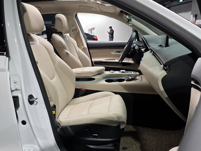 صورة 10 لـ 2023 Genesis GV70