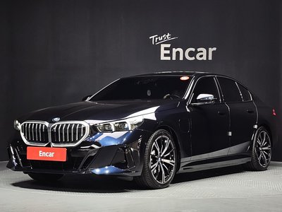 2025 BMW 5 SERIES 照片 1