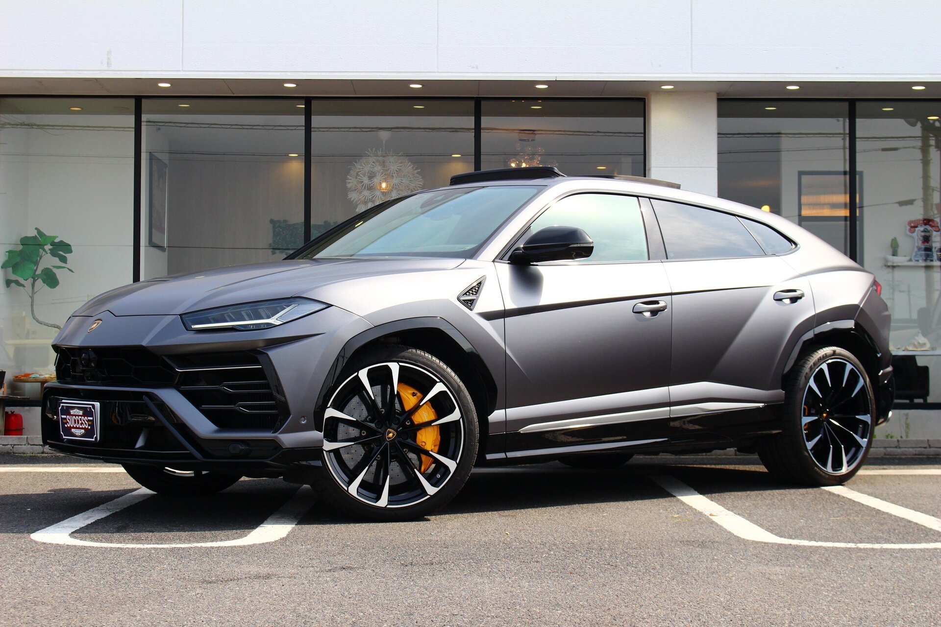 LAMBORGHINI URUS - View 1