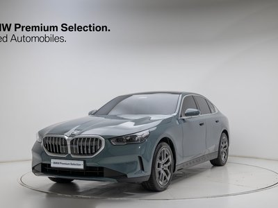 2026 BMW 5 SERIES photo 1