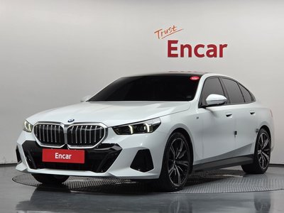 2025 BMW 5 SERIES photo 1