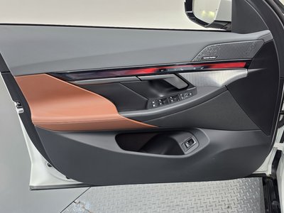 2025 BMW 5 SERIES thumbnail 14