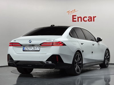 2025 BMW 5 SERIES photo 3