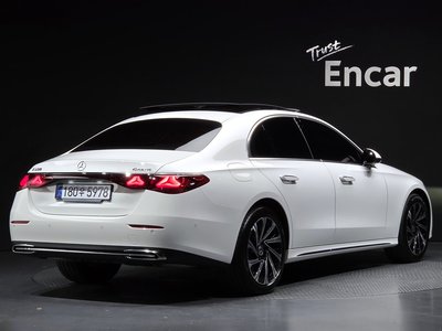 2025 Mercedes-BENZ E-CLASS photo 3