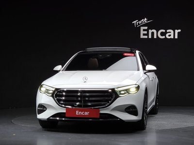 2025 Mercedes-BENZ E-CLASS photo 2