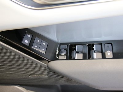 2025 LAND Rover RANGE ROVER VELAR — миниатюра 16