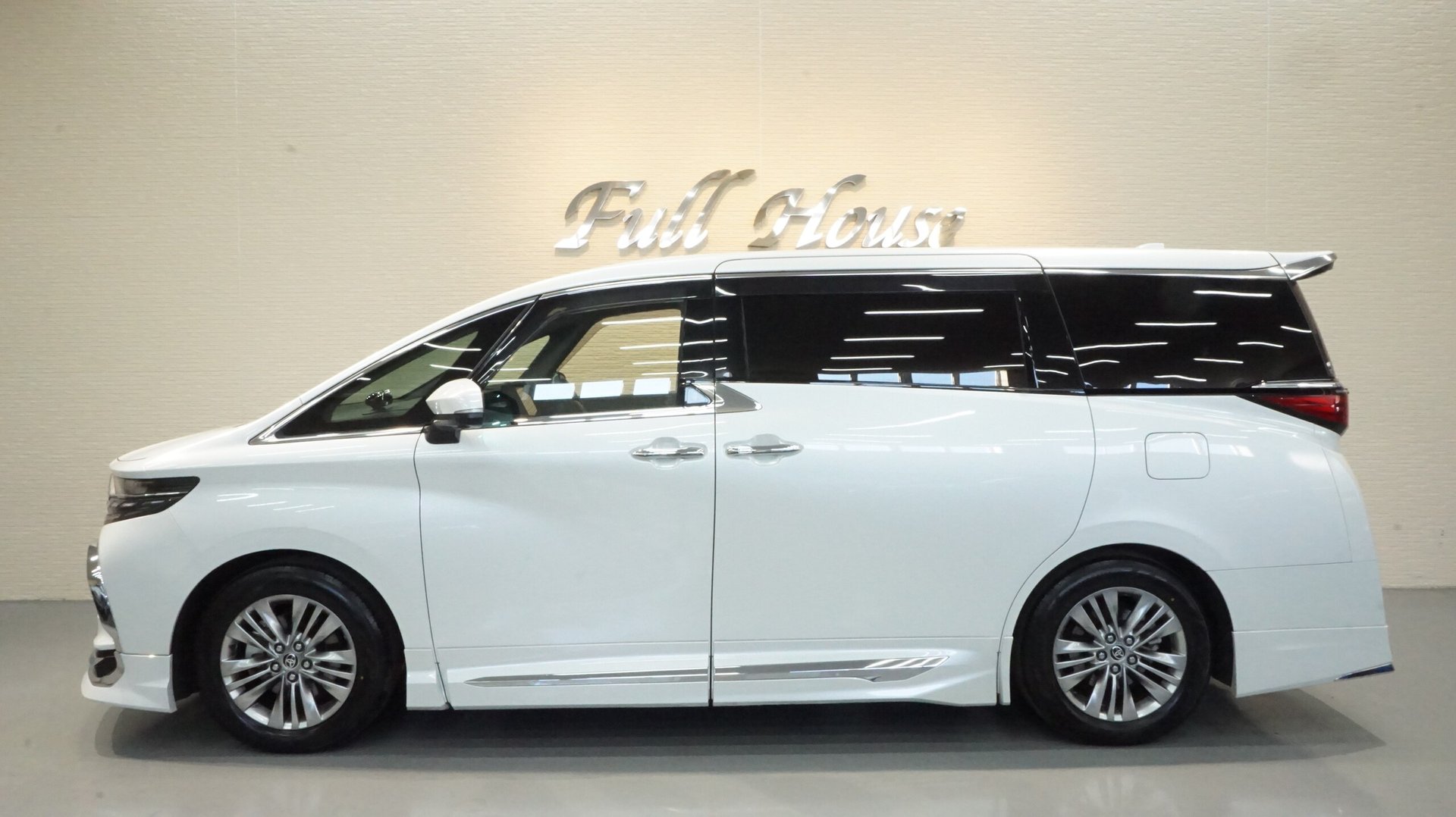 TOYOTA ALPHARD - View 1