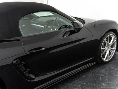 صورة 32 لـ 2016 Porsche 718