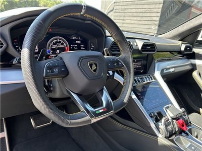 2019 Lamborghini URUS photo 9