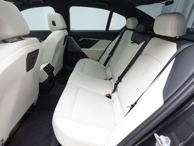 صورة مصغرة 11 لـ 2025 BMW 5 SERIES