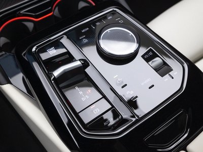 2025 BMW 5 SERIES 照片 9