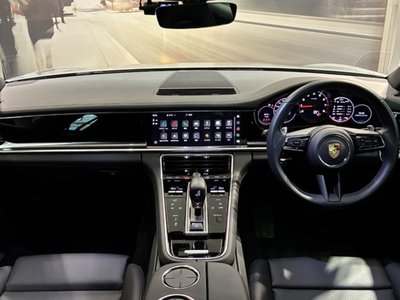 صورة 9 لـ 2023 Porsche PANAMERA