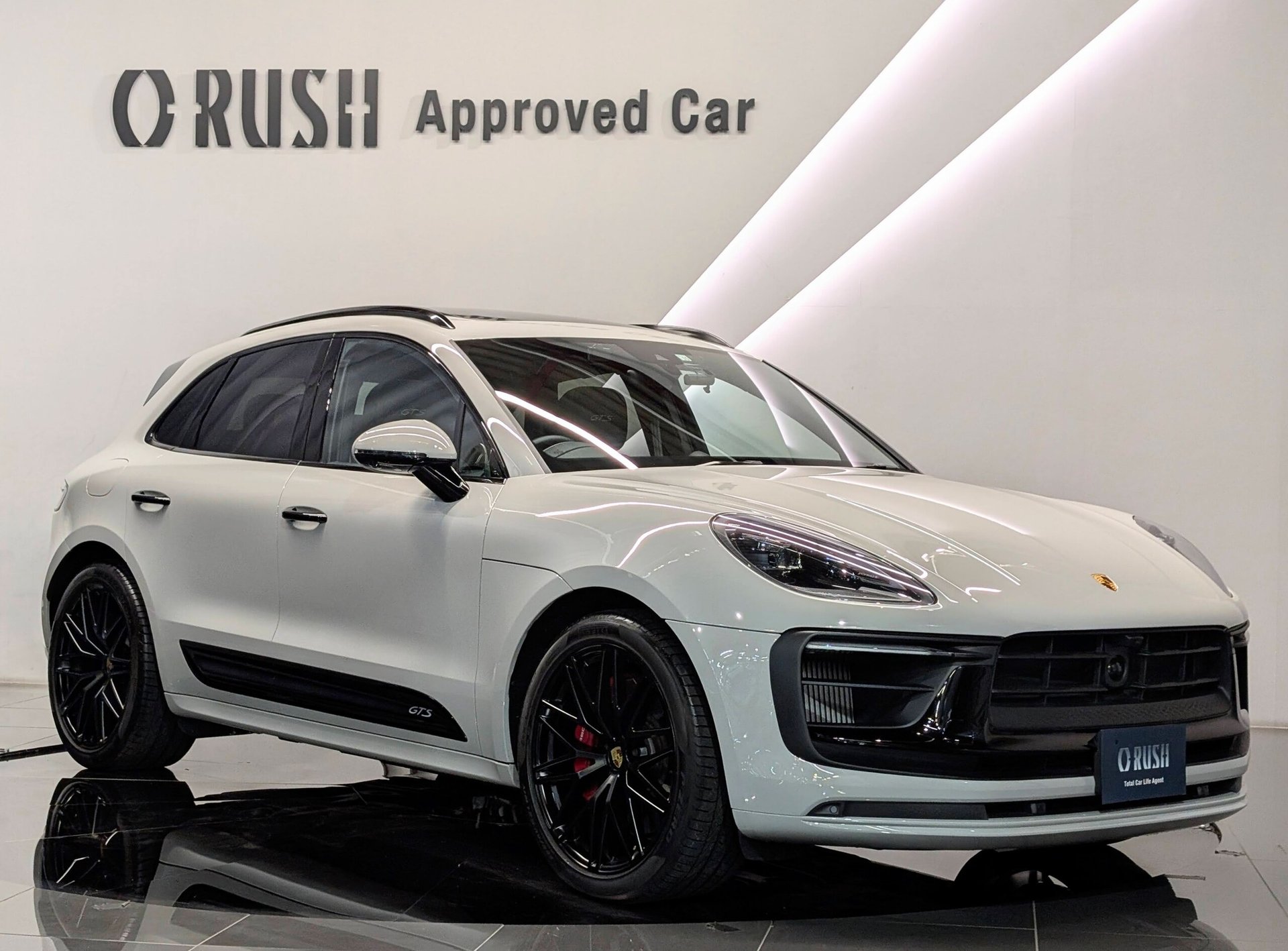 PORSCHE MACAN - View 1