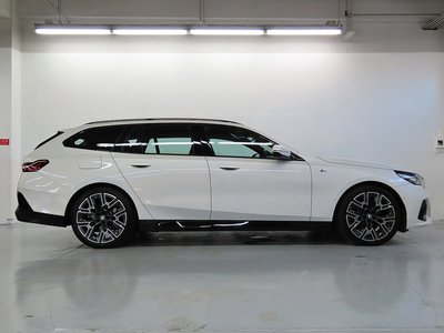 2025 BMW 5 SERIES TOURING — фото 8