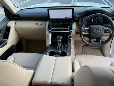 TOYOTA LAND CRUISER 300 - 7