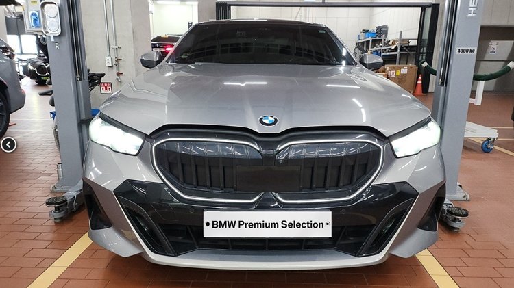 BMW 5 SERIES - View 1