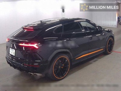LAMBORGHINI URUS - 5