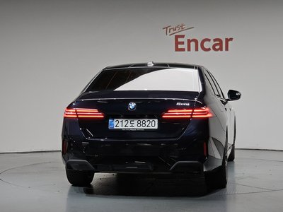 2025 BMW 5 SERIES — фото 4