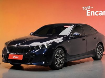 2025 BMW 5 SERIES — фото 1