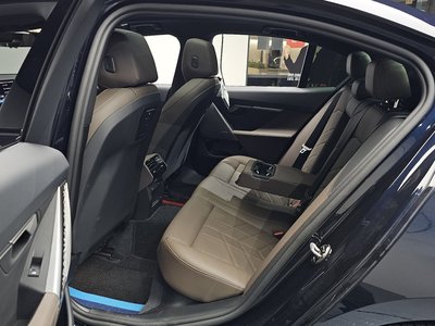 2025 BMW 5 SERIES 缩略图 17