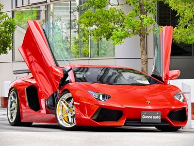 LAMBORGHINI AVENTADOR - 1