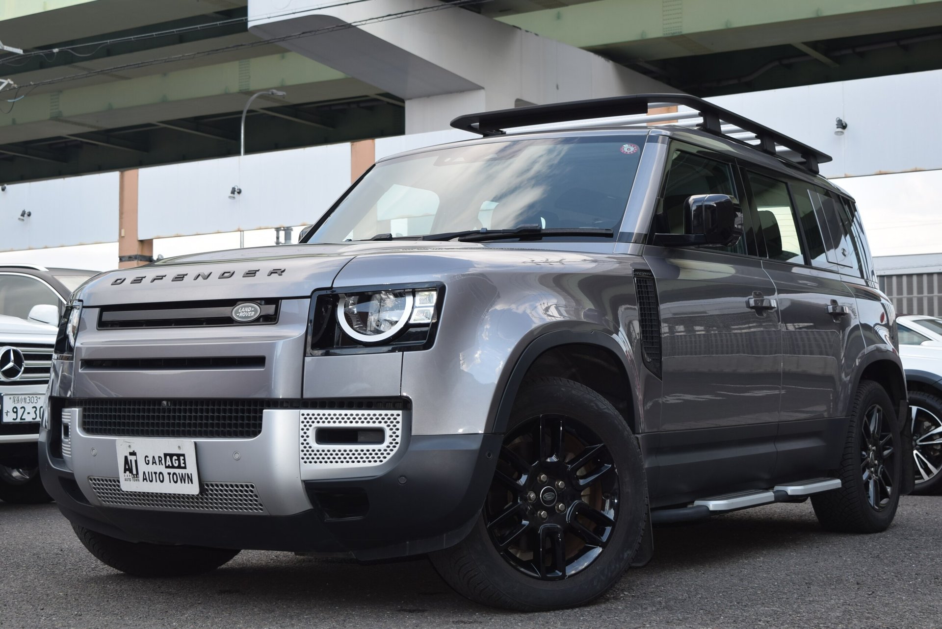 LAND ROVER DEFENDER - View 1