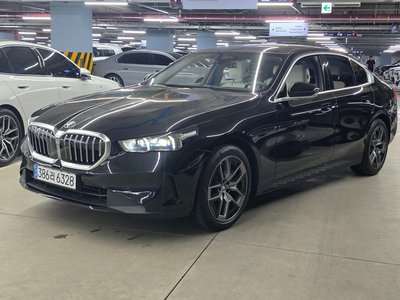 2026 BMW 5 SERIES 照片 1