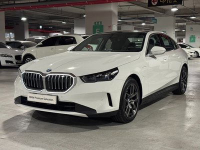 2025 BMW 5 SERIES 照片 1