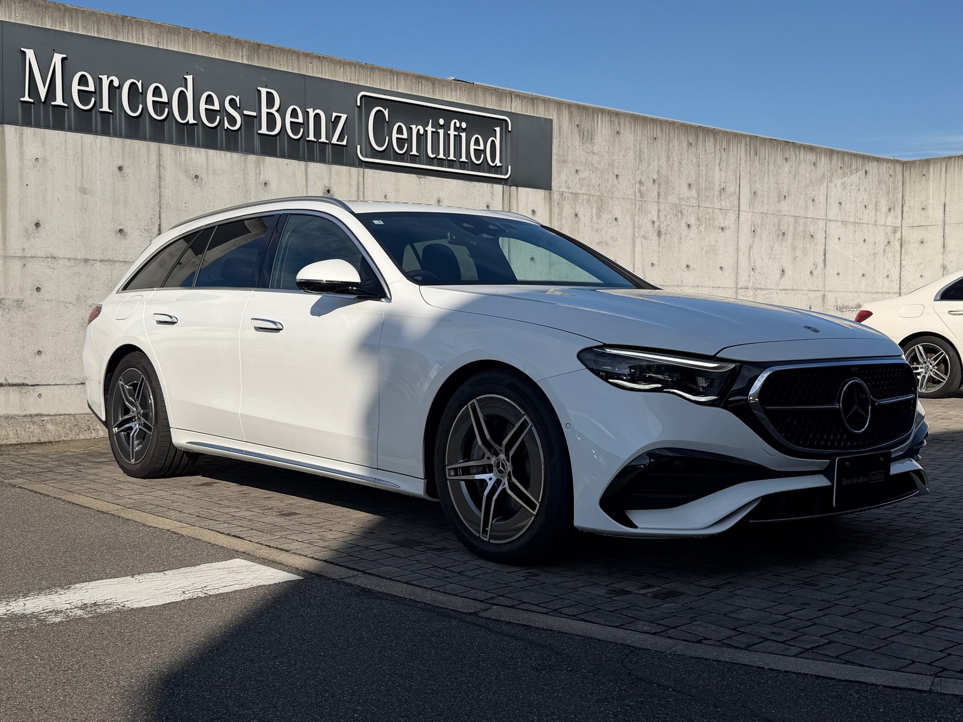 MERCEDES-BENZ E-CLASS WAGON - View 1