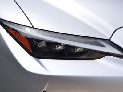 2025 Lexus IS — миниатюра 24