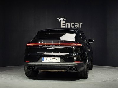 2025 Porsche CAYENNE photo 3