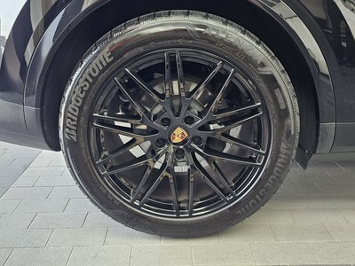 2025 Porsche CAYENNE photo 6