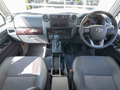 TOYOTA LAND CRUISER - 7