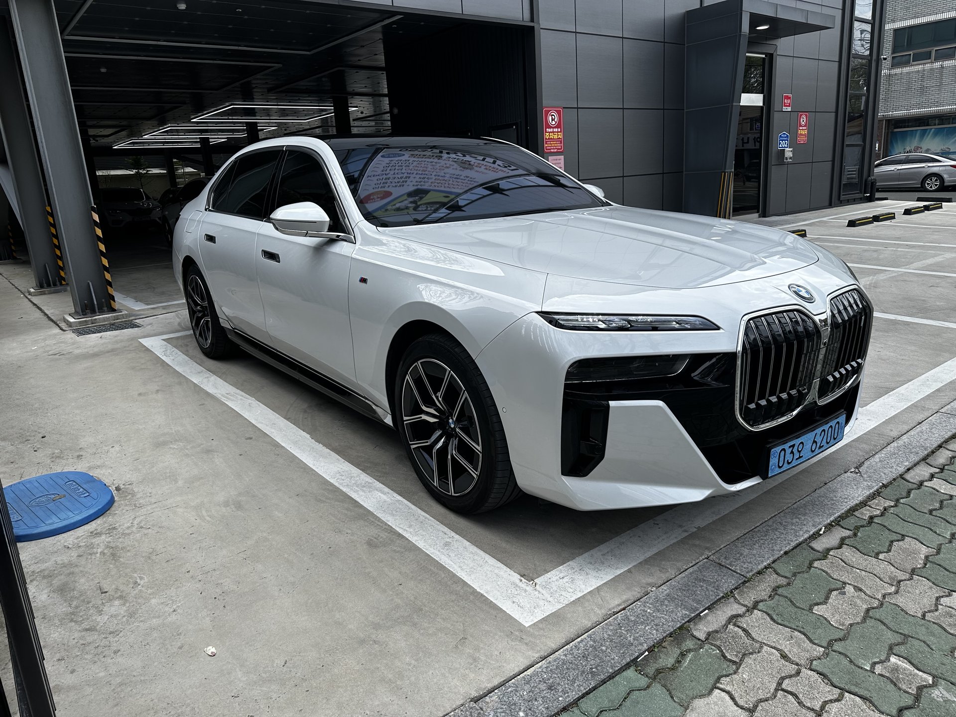 BMW I7 - View 1