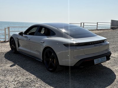 PORSCHE TAYCAN - 8