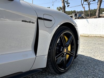 PORSCHE TAYCAN - 10