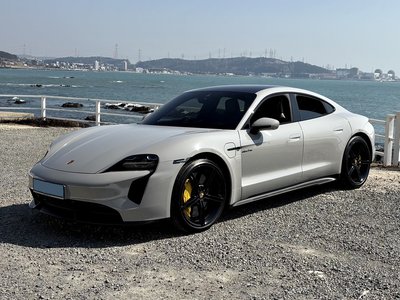 PORSCHE TAYCAN - 3