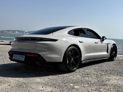 PORSCHE TAYCAN - 4