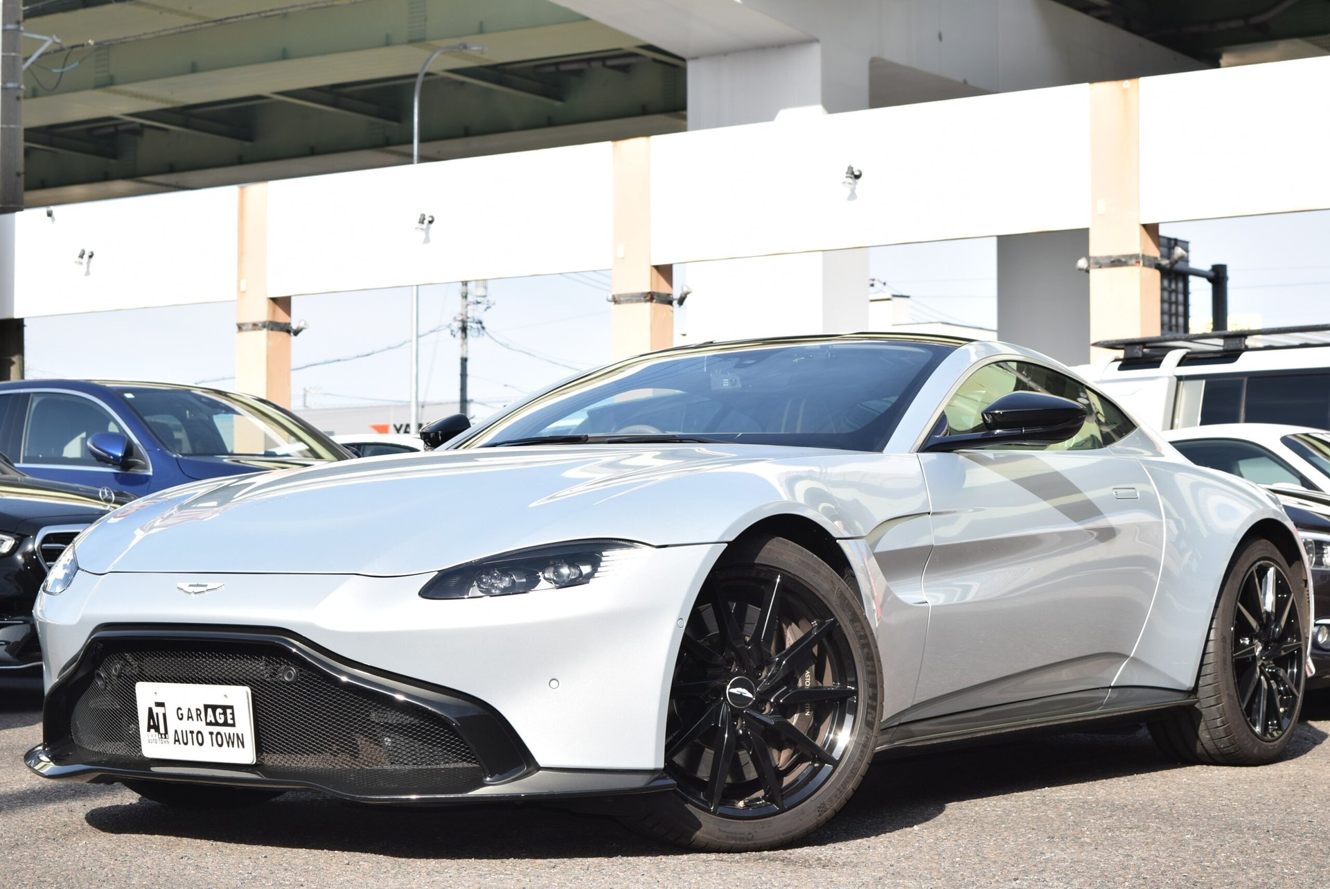 ASTON MARTIN VANTAGE - View 1