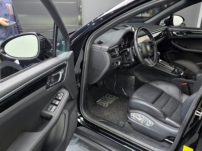 PORSCHE MACAN - 10