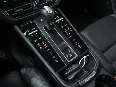 PORSCHE MACAN - 9