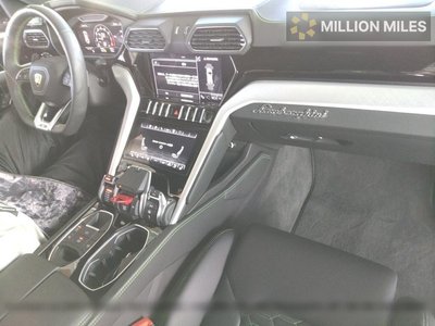 LAMBORGHINI URUS - 3