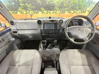 TOYOTA LAND CRUISER 70 - 2