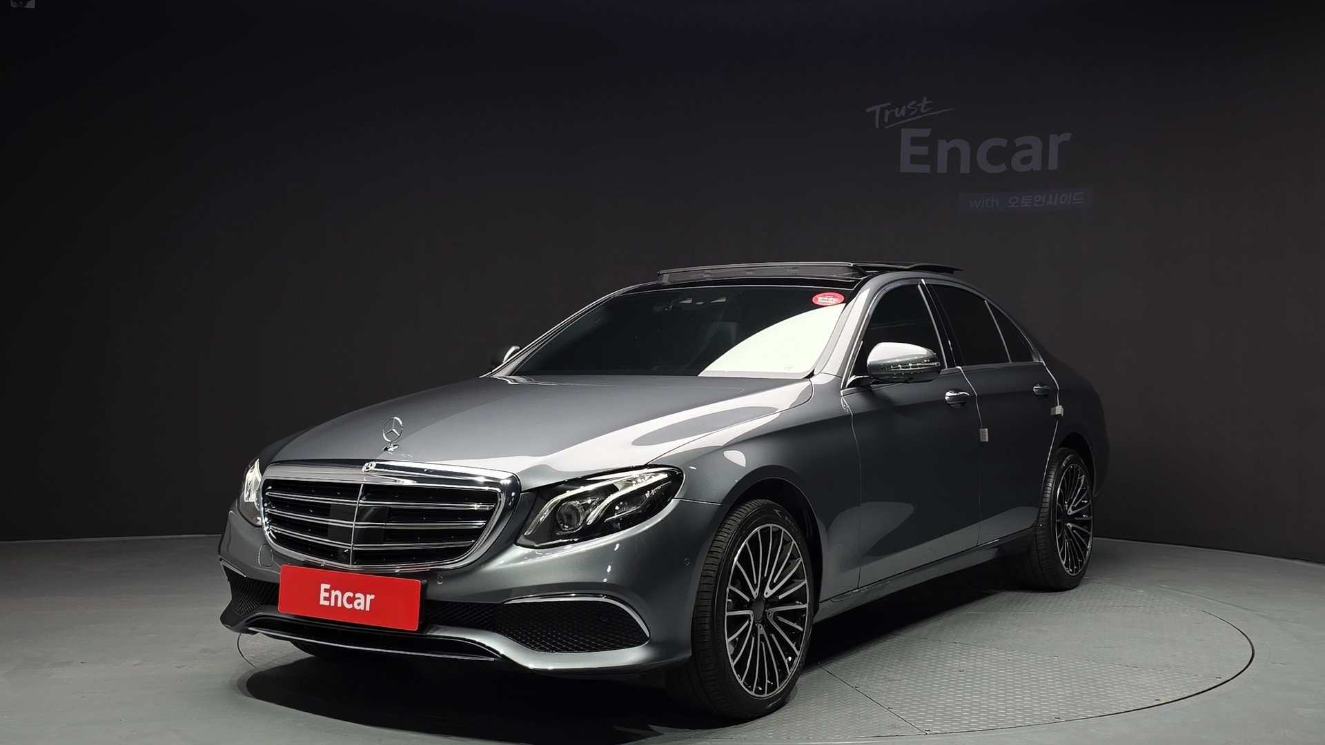 MERCEDES-BENZ E-CLASS - View 1