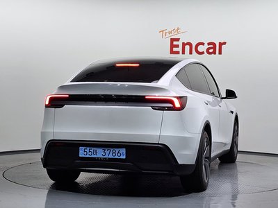 TESLA MODEL Y - 4